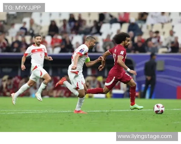 卡塔尔足球明星球员亮相国际赛场展现超凡技艺与实力