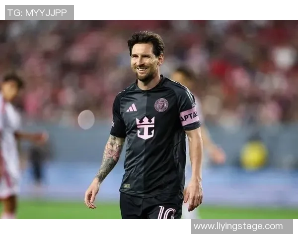 引领足球潮流的球星风采，时尚与竞技的完美融合