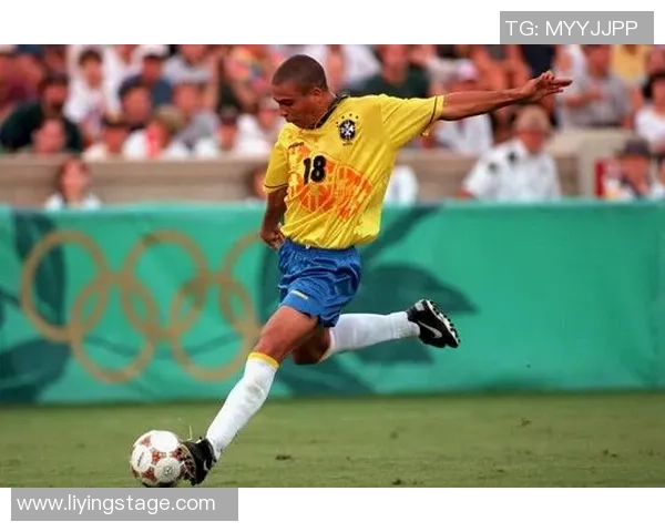 球场传奇与梦想之路：一位足球巨星的成长与荣耀