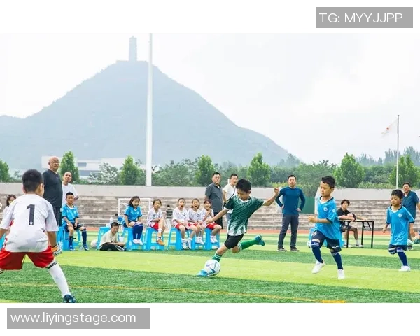 男足球星闪耀绿茵赛场展现巅峰技艺赢得球迷热烈欢呼